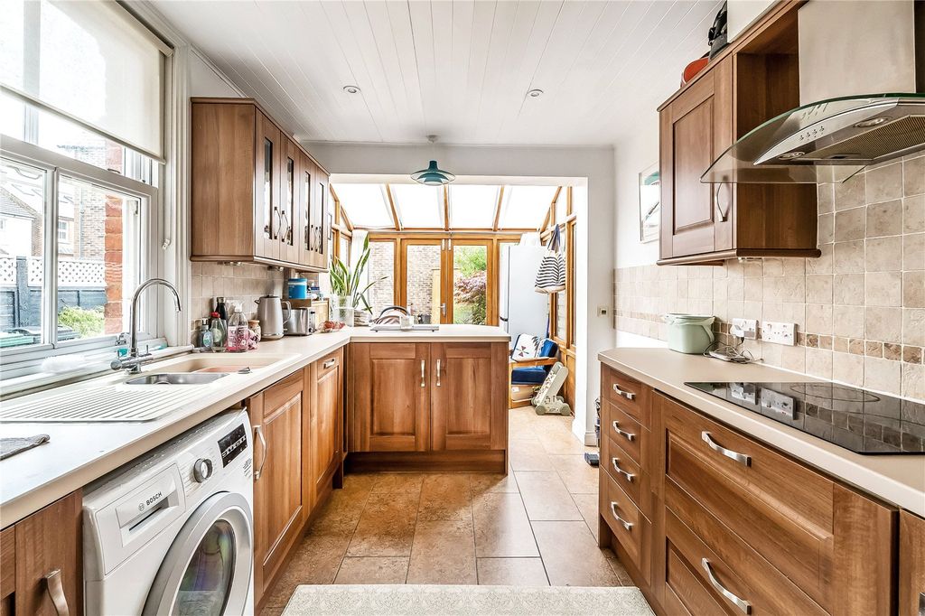 Property photo 2 of 9 Kitchen