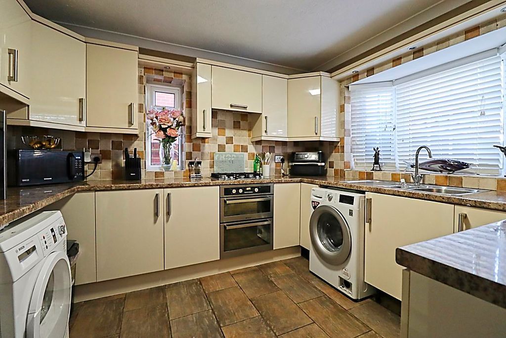 Property photo 2 of 19 Kitchen