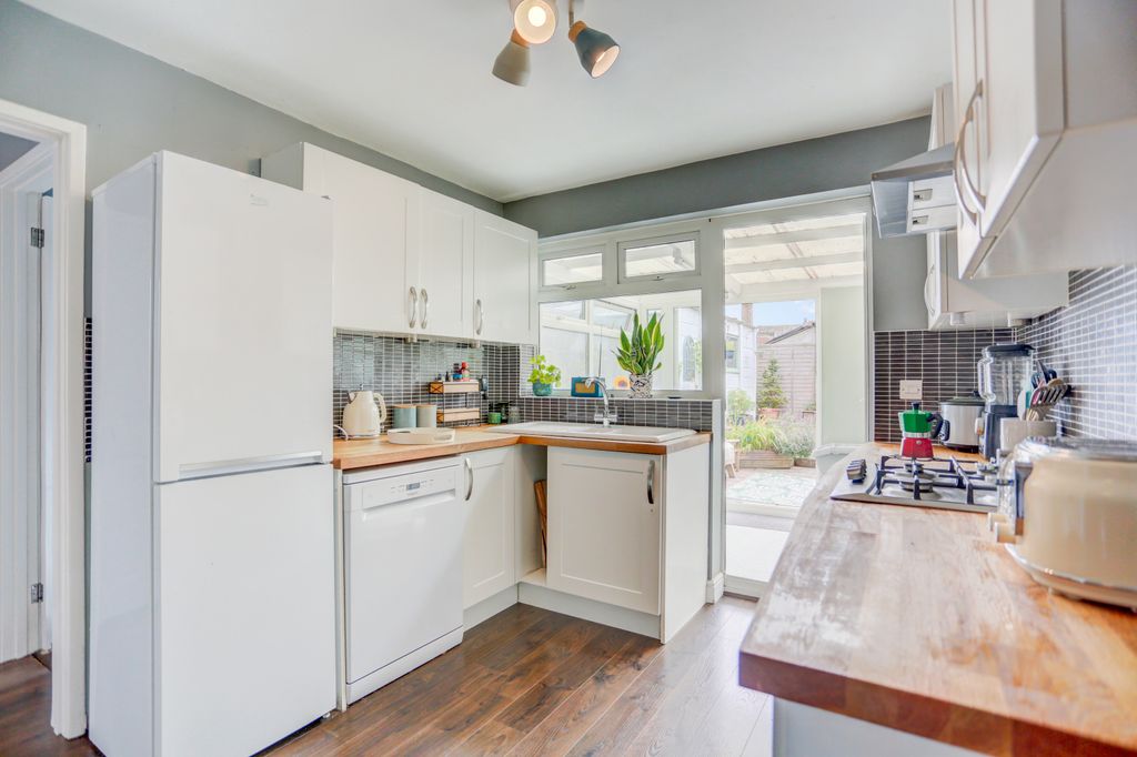 Property photo 3 of 19 Kitchen