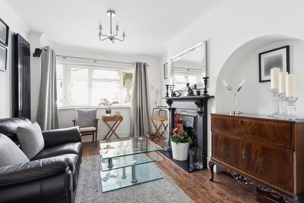 Property photo 2 of 24 Lounge