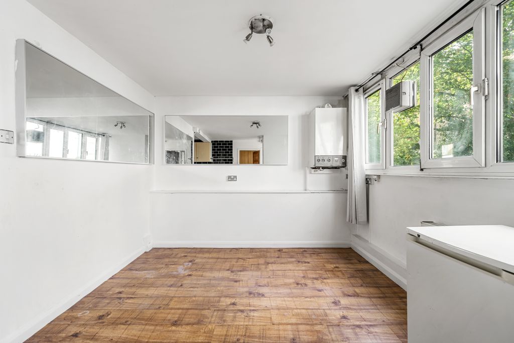 Property photo 3 of 7 10, 62 Finborough Road, Sw10, Martin &amp; Co, Web (8)