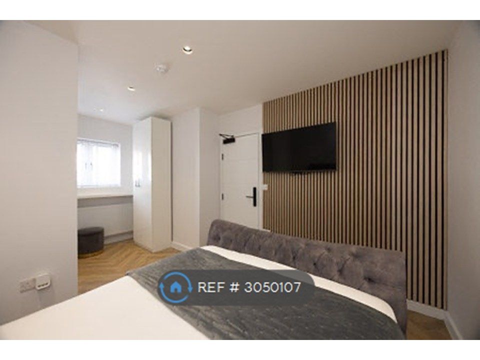 Property photo 1 of 14 Room 1 -Master Bedroom
