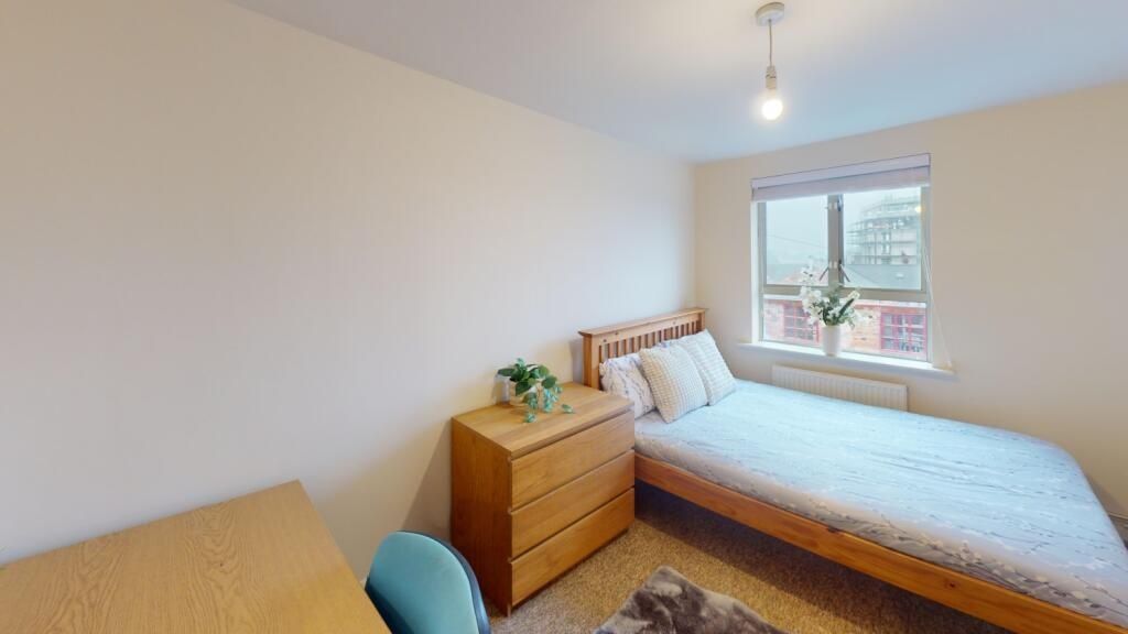 Property photo 2 of 7 Bright And Cozy Double Bedroom Featuring A Comfort...