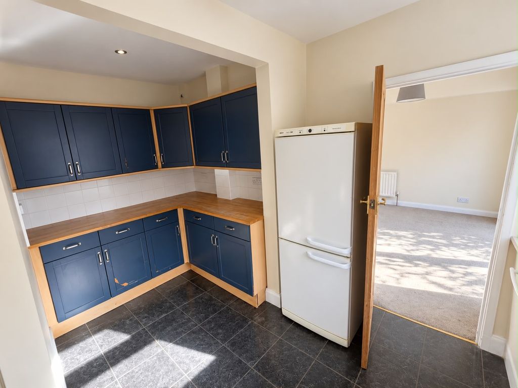 Property photo 3 of 8 Kitchen