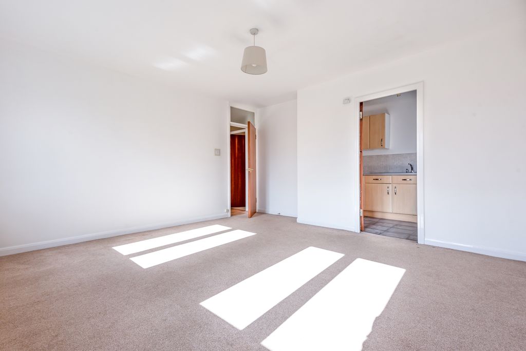 Property photo 3 of 9 Lounge 2