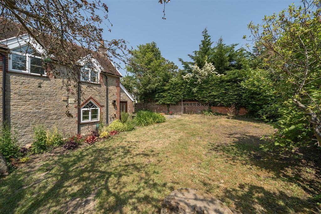 Property photo 3 of 11 Garden