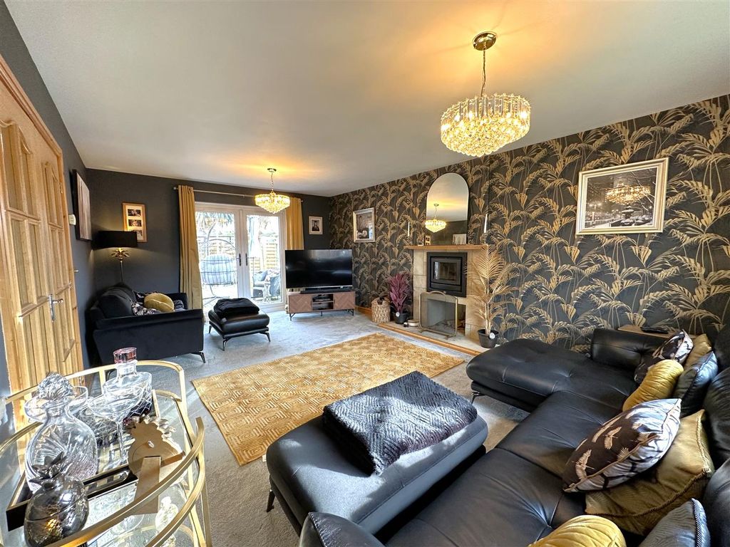 Property photo 2 of 34 Large Living Room 998
