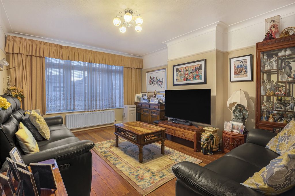 Property photo 2 of 17 Lounge