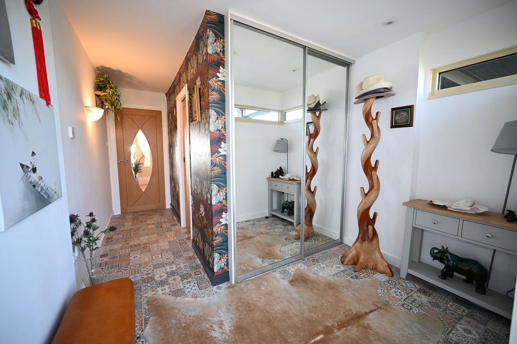 Property photo 3 of 32