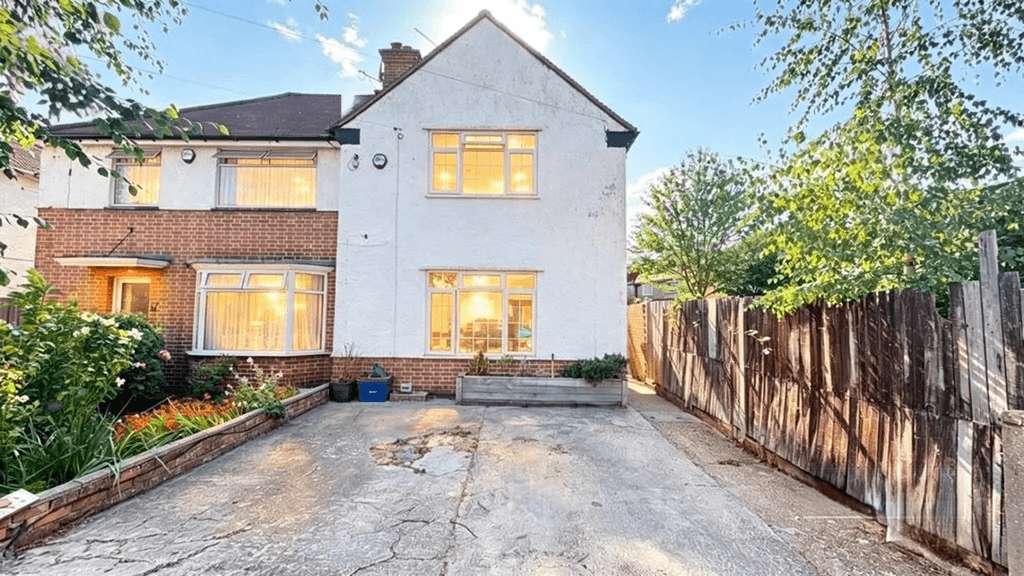 Property photo 1 of 10 2 Bed Semi-Detached House For Sale The Alders, Hounslow Tw5