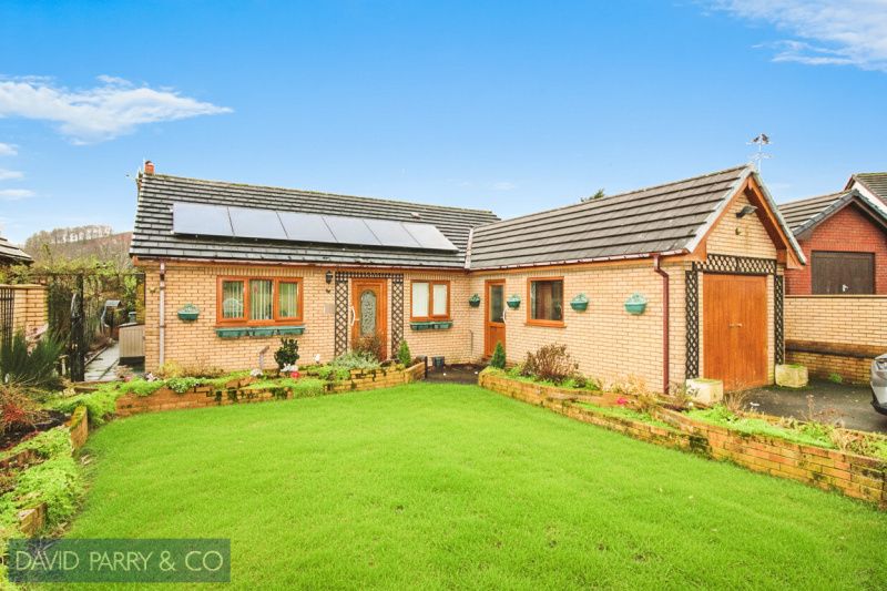 Property photo 1 of 14 Three-Bedroom Detached Bungalow