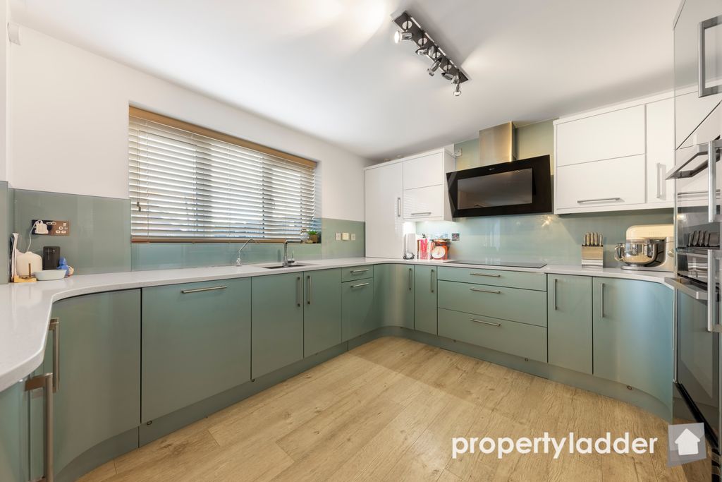 Property photo 3 of 28 Pl-7