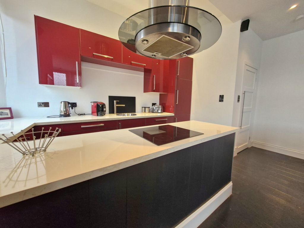 Property photo 3 of 6 Kitchen