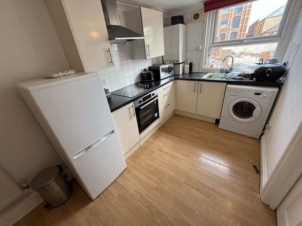 Property photo 2 of 11 Kitchen