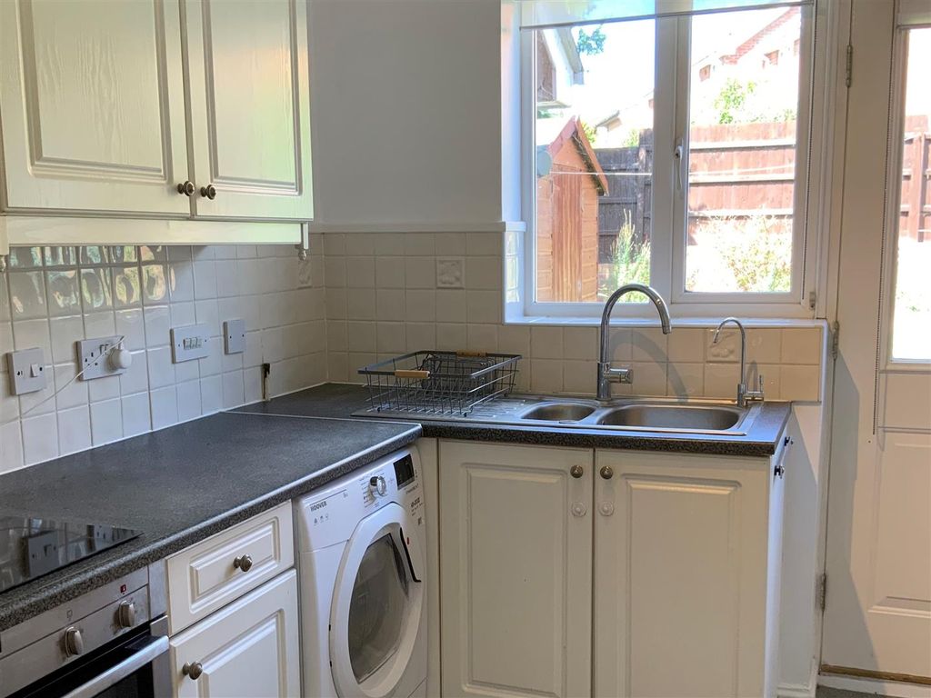 Property photo 2 of 10 5 Kitchen White Goods (2).Jpeg