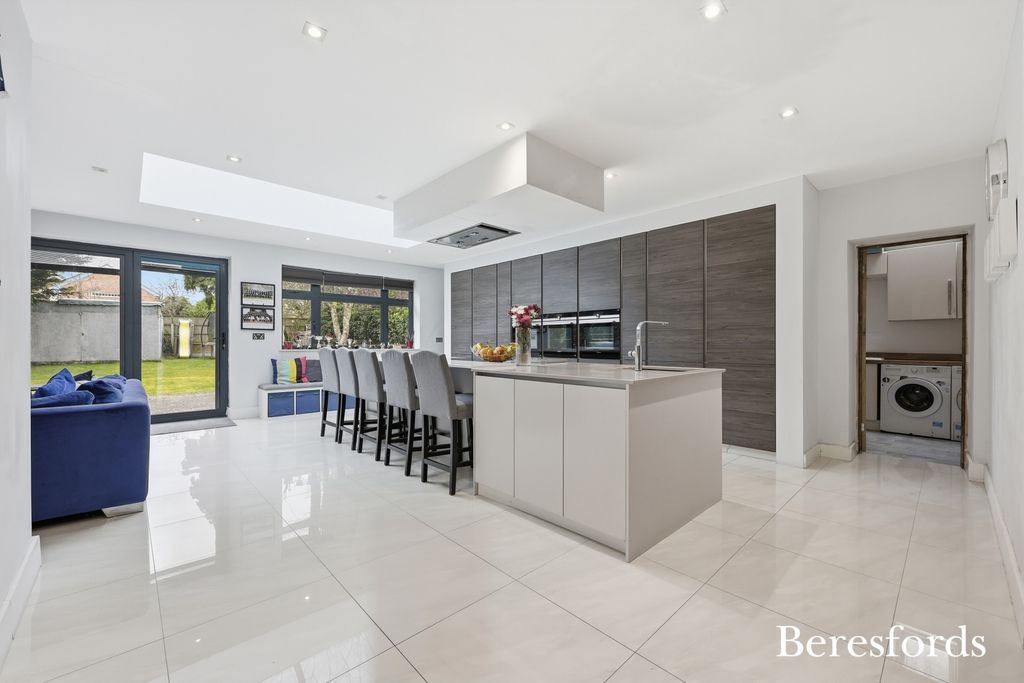 Property photo 2 of 22 Picture No. 23