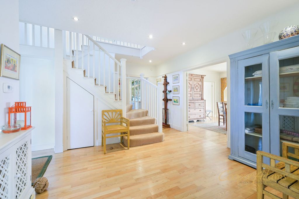 Property photo 3 of 20 Entrance Hall