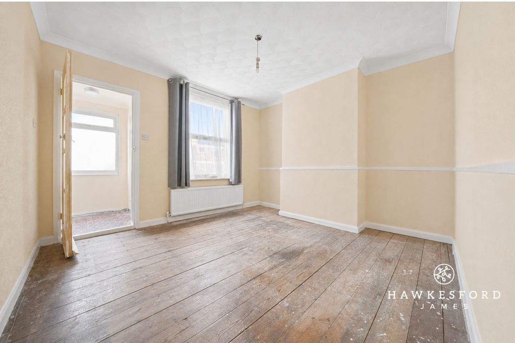 Property photo 2 of 13 Murston Road, Sittingbourne - Lounge