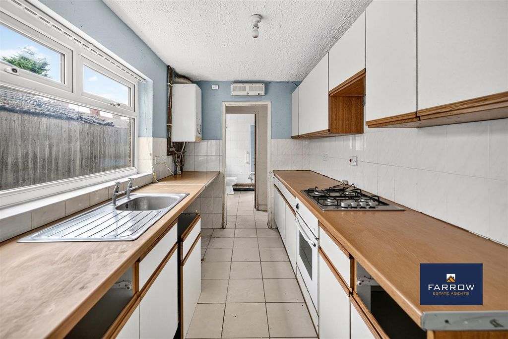 Property photo 3 of 18 Kitchen