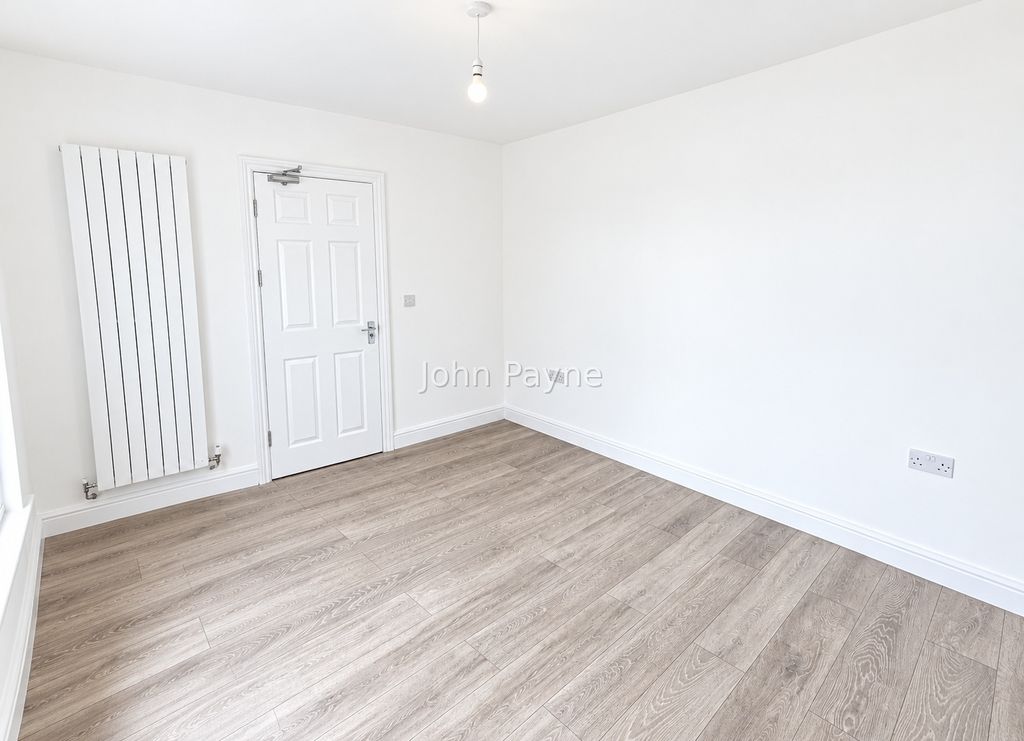 Property photo 3 of 12 Rightmove_05_John...