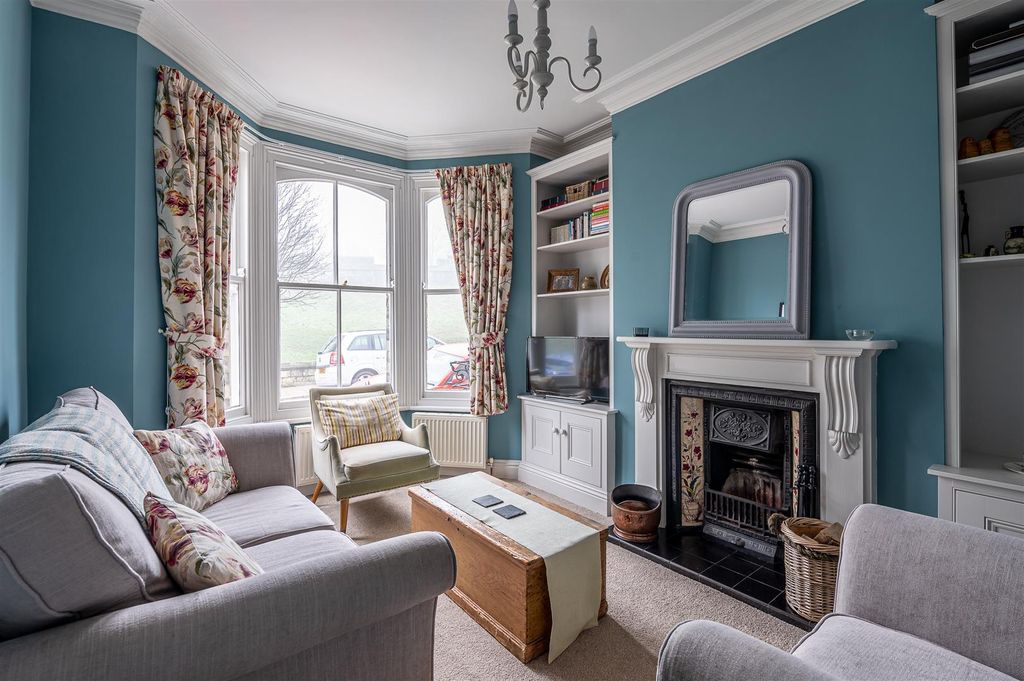 Property photo 3 of 17 Lounge