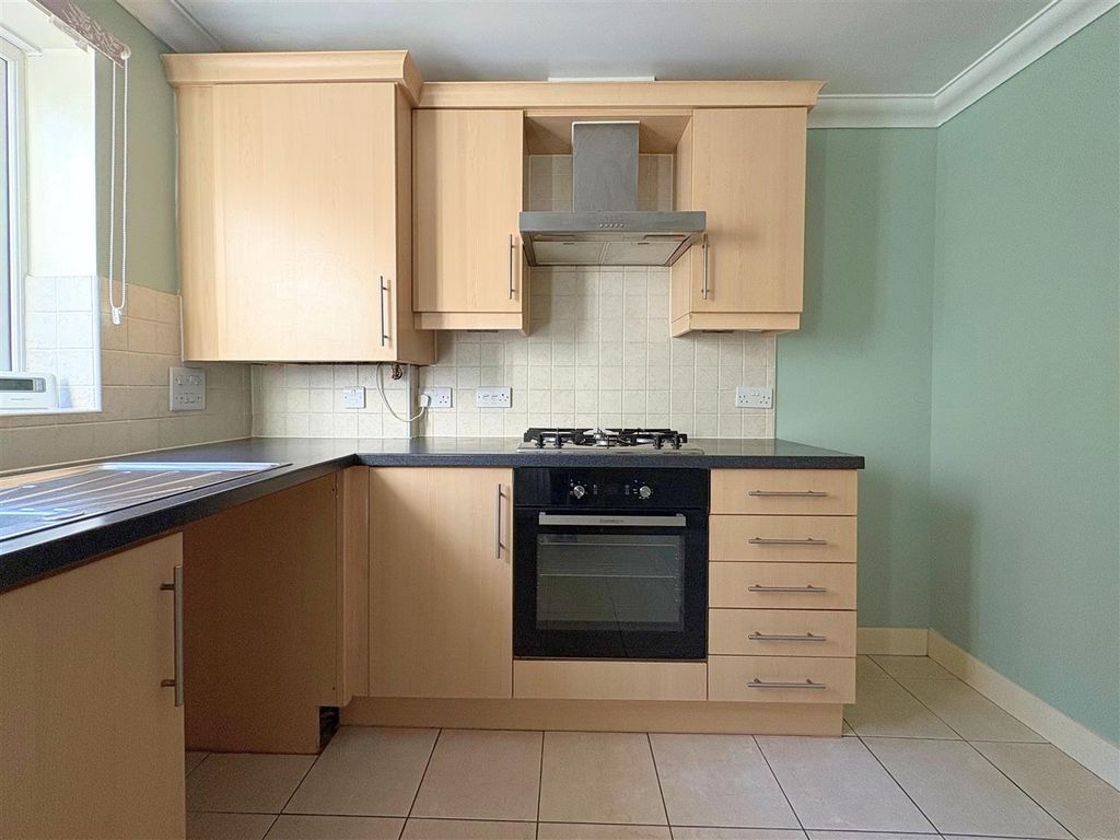 Property photo 3 of 17 Kitchen