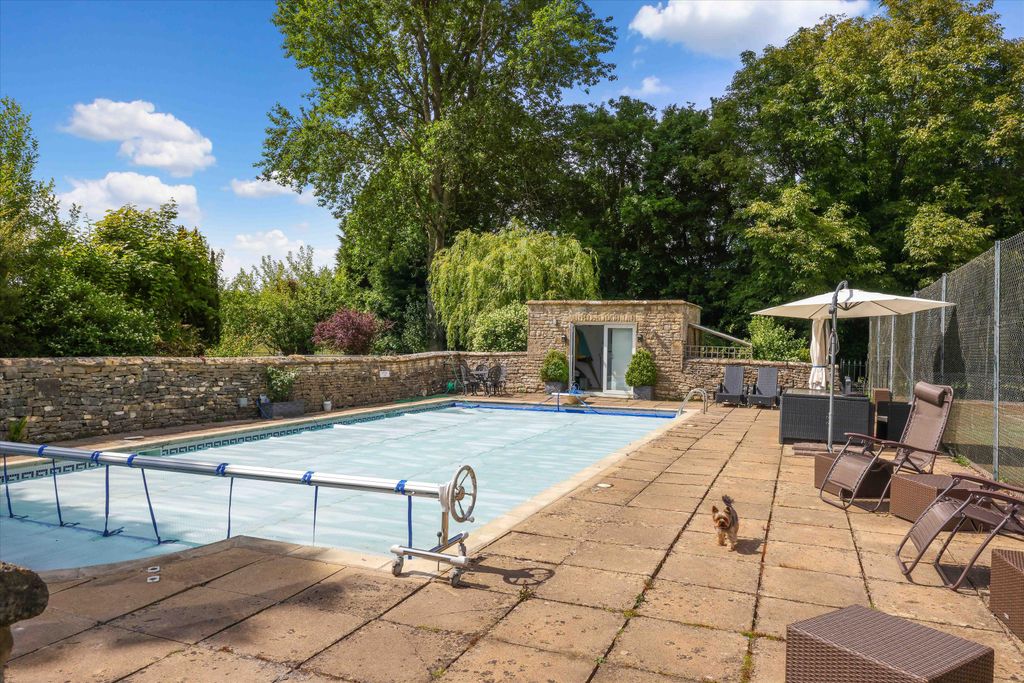 Property photo 2 of 18 Image