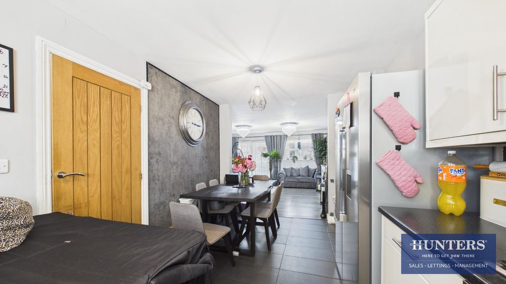 Property photo 3 of 18 Kitchen