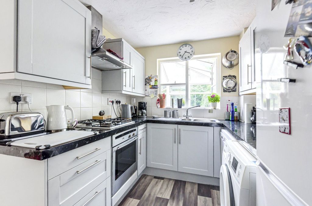 Property photo 3 of 11 Kitchen