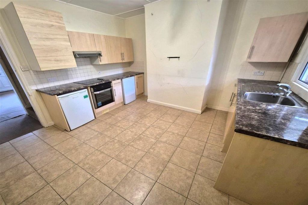 Property photo 2 of 8 Kitchen