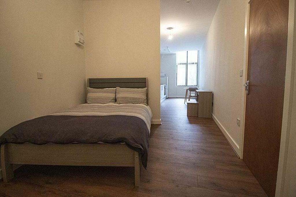 Property photo 1 of 5 This Inviting Double Bedroom Features Ample Natura...