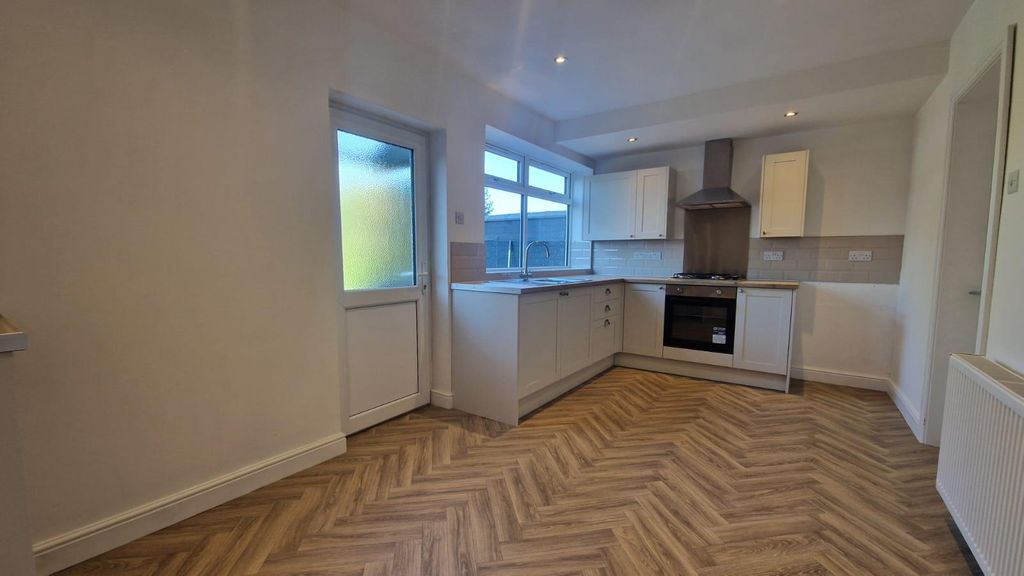 Property photo 3 of 9 Kitchen