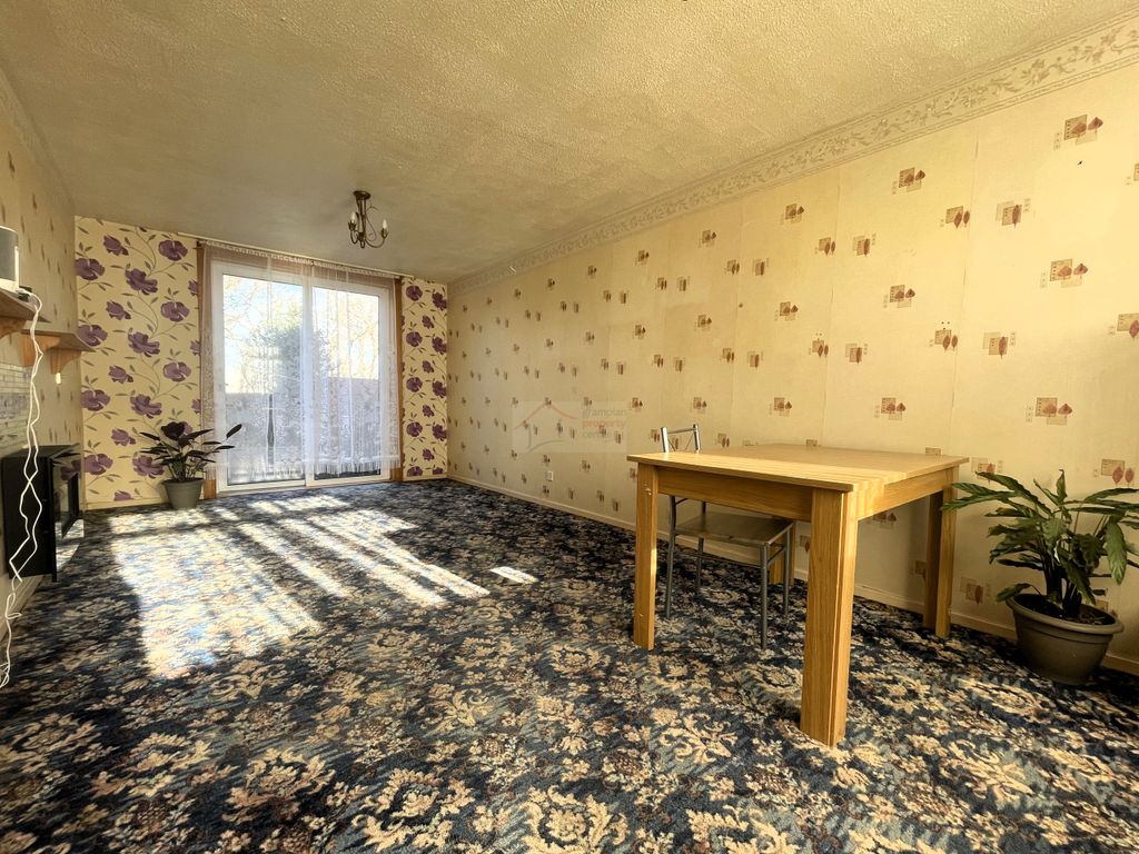 Property photo 3 of 19 Lounge A.Jpg