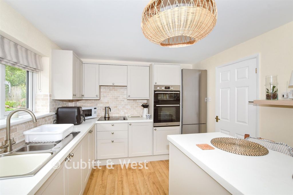Property photo 3 of 20 Kitchen /Breakfast Room