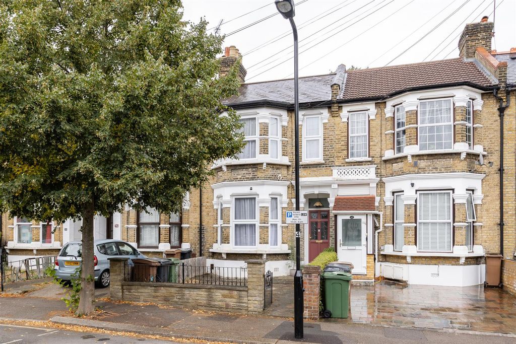 Property photo 1 of 33 Kings Road, E11