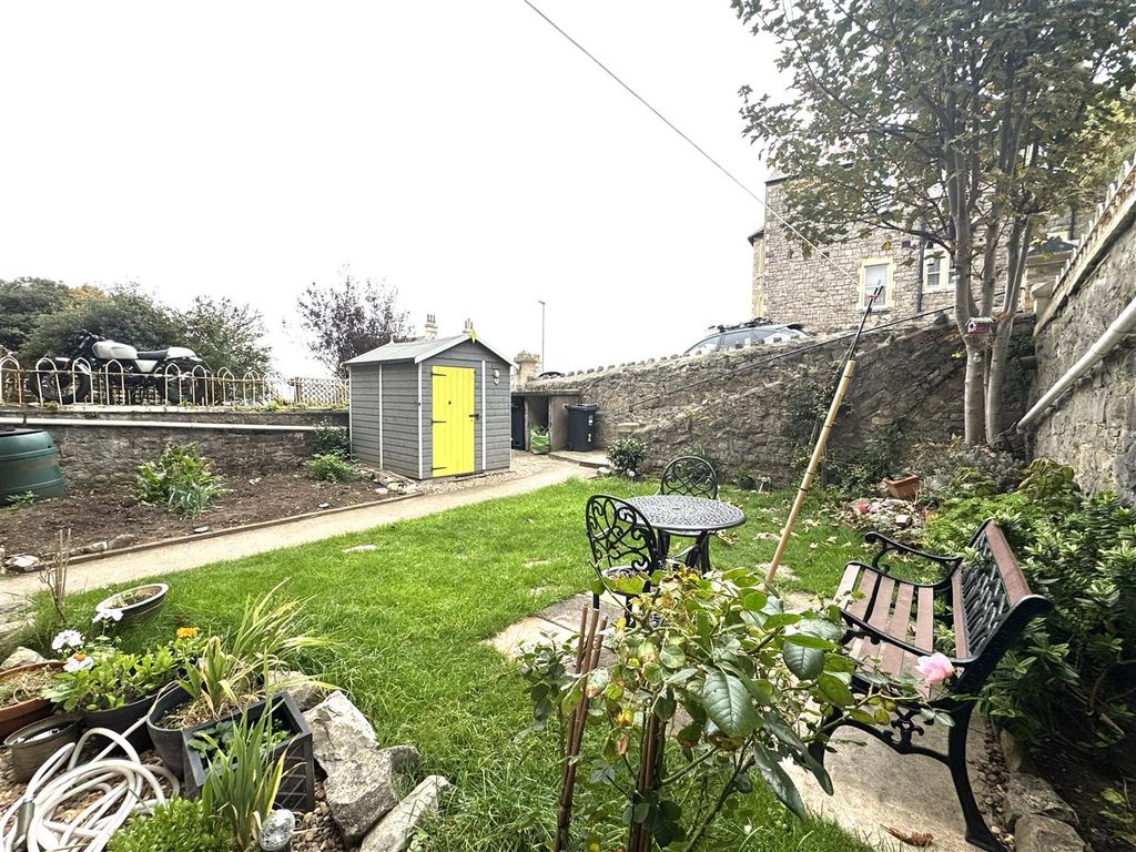 Property photo 2 of 12 Garden