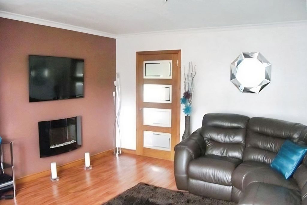 Property photo 3 of 8 5