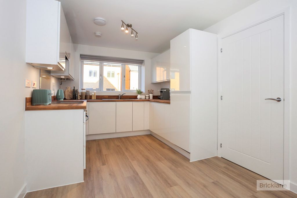 Property photo 2 of 12 Kitchen