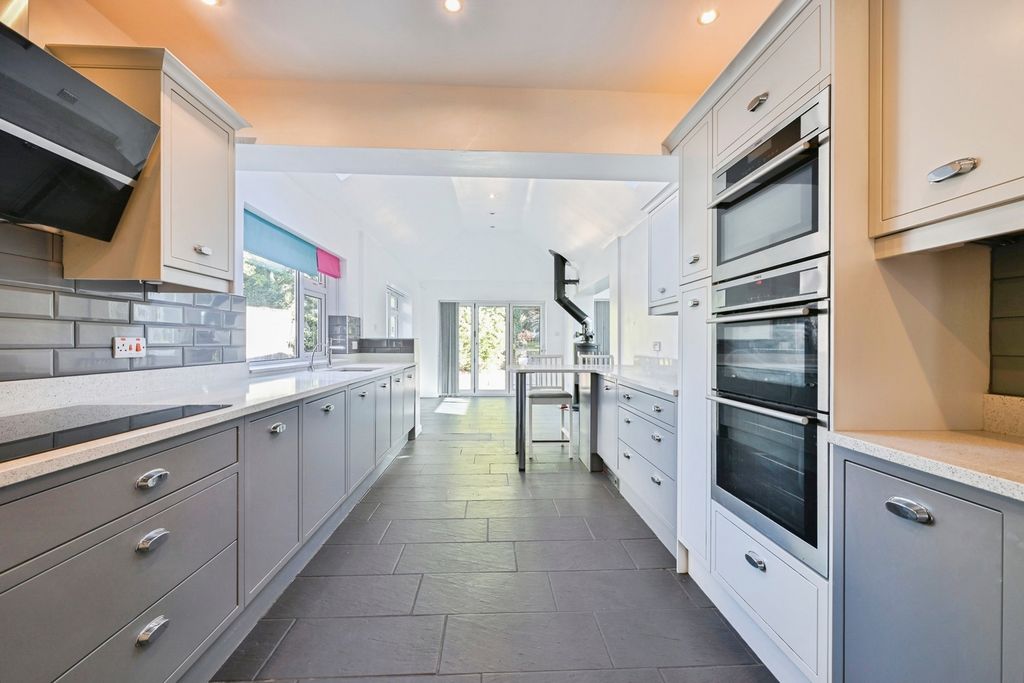 Property photo 3 of 23 Kitchen