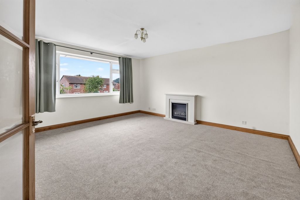 Property photo 2 of 7 Living Rom