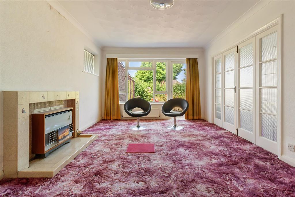 Property photo 2 of 15 4 Frobisher Close-003.Jpg