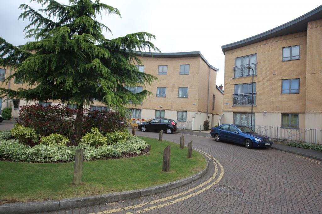 Property photo 1 of 8 Two Bedroom Ground Floor Apartment To Let