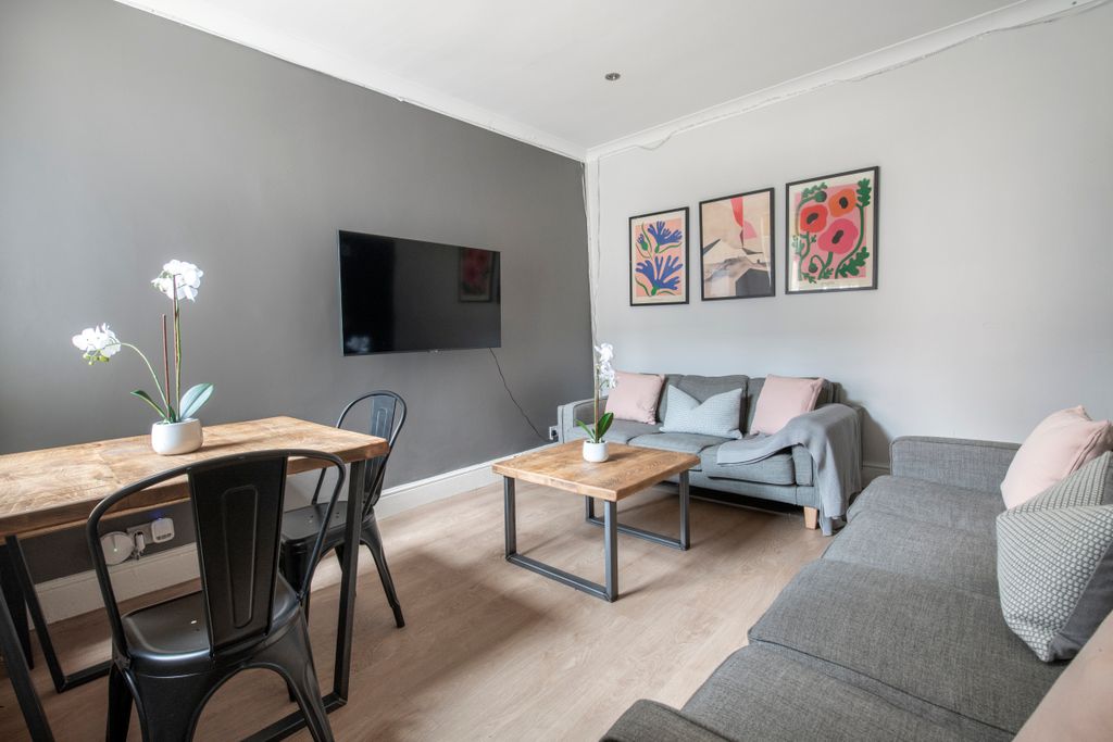 Property photo 1 of 17 Photo 0