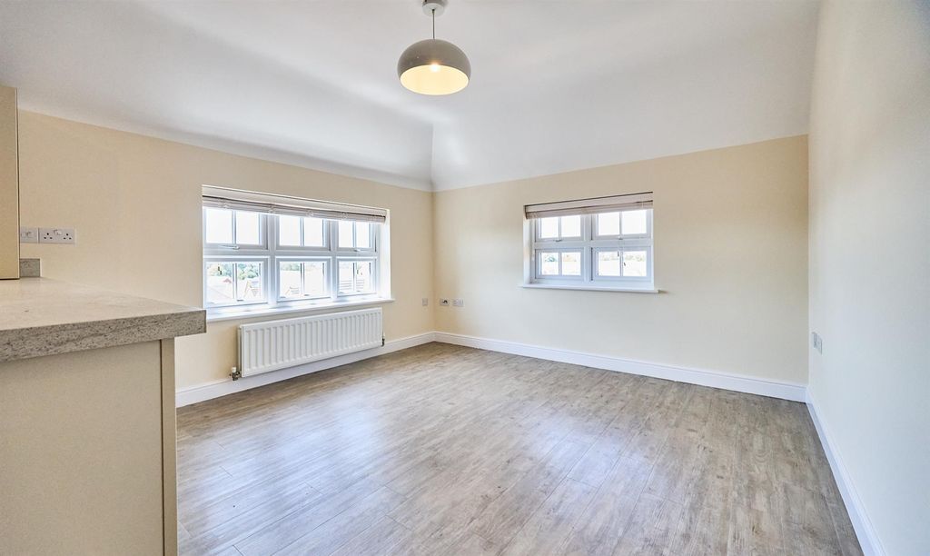 Property photo 3 of 7 Lounge/Dining Area