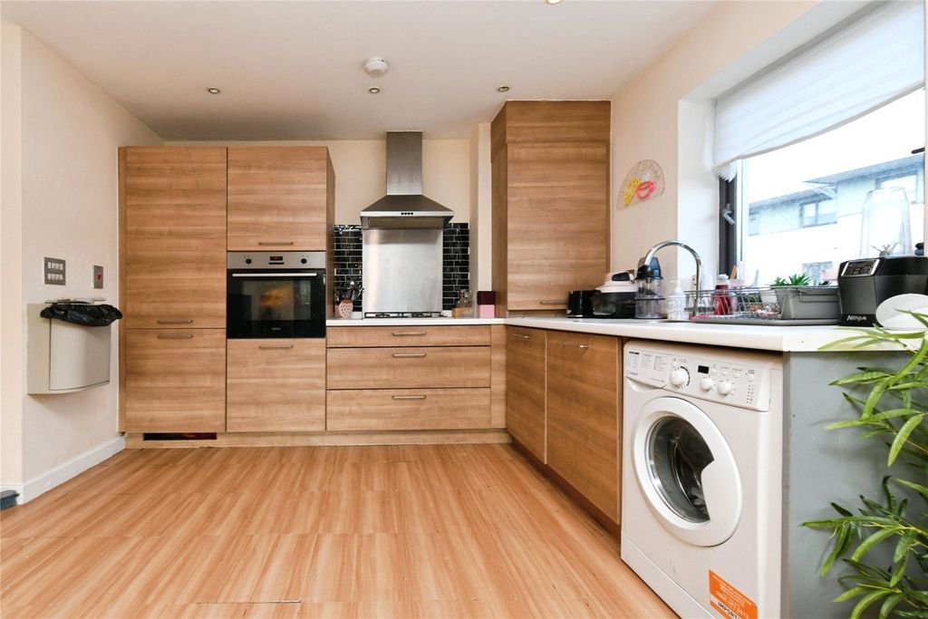 Property photo 2 of 21 Picture No. 11