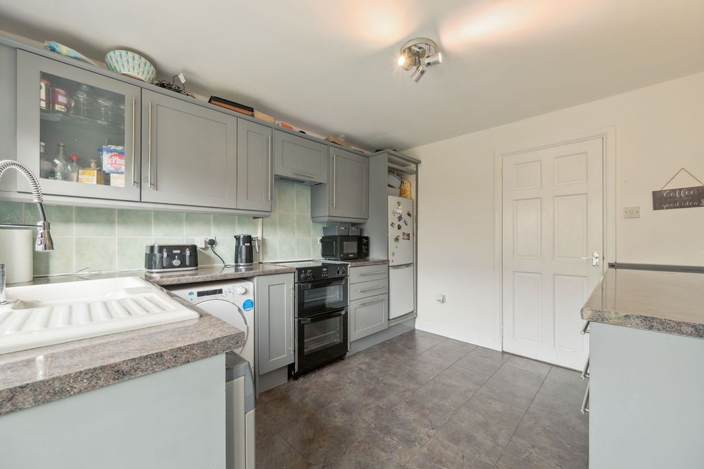 Property photo 3 of 16 Kitchen