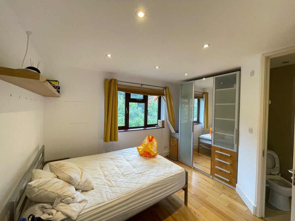 Property photo 1 of 10 Room 4- £1170 Available Now