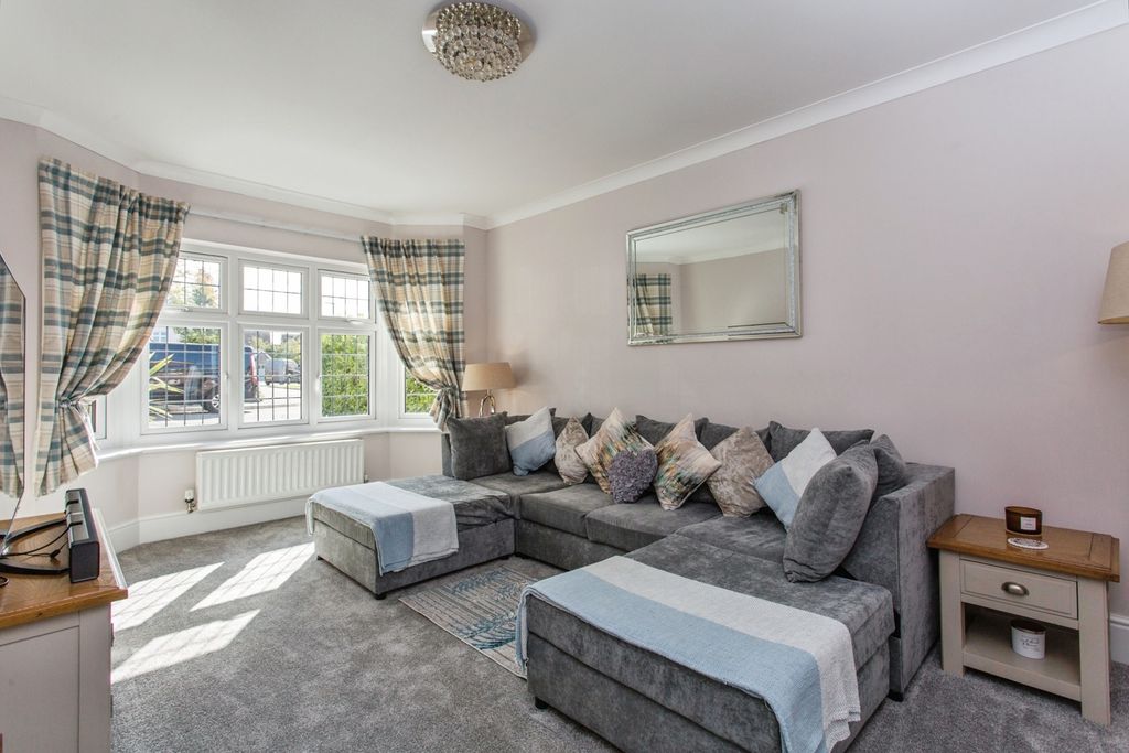 Property photo 3 of 23 Lounge