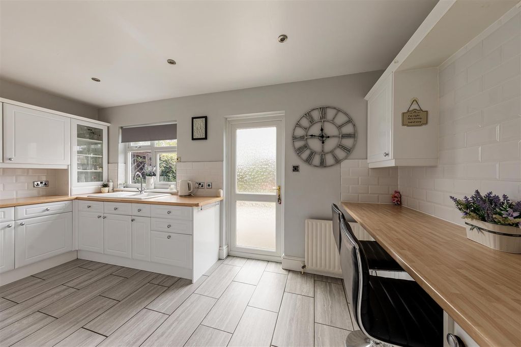 Property photo 3 of 28 Dale View Avenue E4