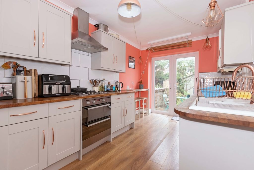 Property photo 2 of 18 Becket Rd_15